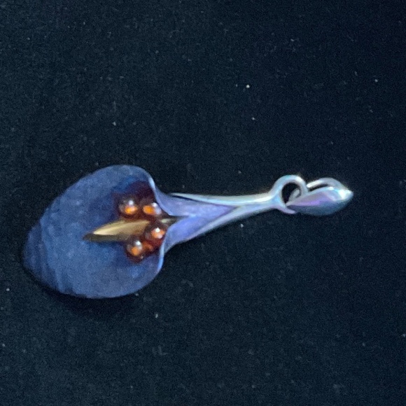 VINTAGE BLUE IRIDESCENT CALLA LILY PENDANT IN STERLING SILVER.  SIGNED A W. - Picture 3 of 4